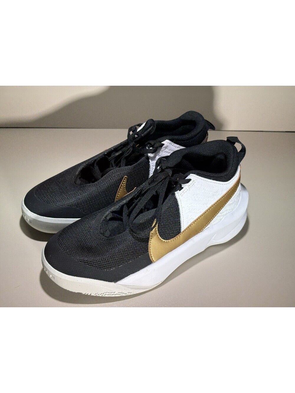 Nike Team Hustle D 10 GS Black Metallic Gold Shoes CW6735-002 Youth Size 4Y MINT
